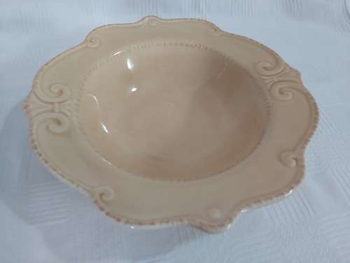 2 Beautiful bowls ( casa domani  chantilly +  )