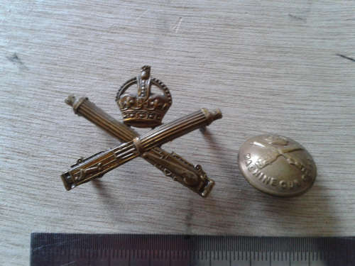 British WW1 Machine Gun Corps badge + MGC button, Original