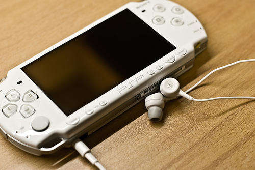 PSP SLIM & LITE (WHITE) WITH 2G MEMORY CARD (2 DAY CLEARANCE ONLY!!!)