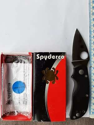 ** CRAZY R1 START ** NO RESERVE ** SPYDERCO  CAT G-10 PLAIN**