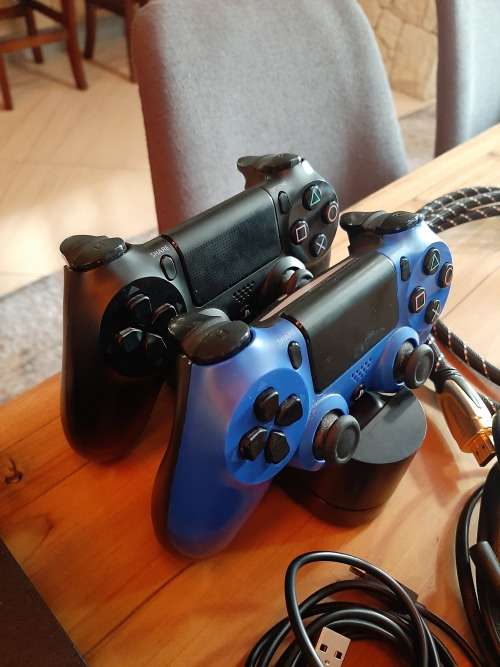 *** SONY PS4  / PLAYSTATION 4 *** ULTIMATE GAMING BUNDLE *** CRAZY R1 START *** NO RESERVE ***