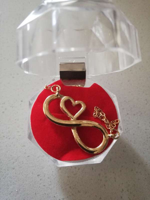 18K GOLD PLATED INFINITY CHAIN WITH MATCHING HAND CHAIN AS SET.