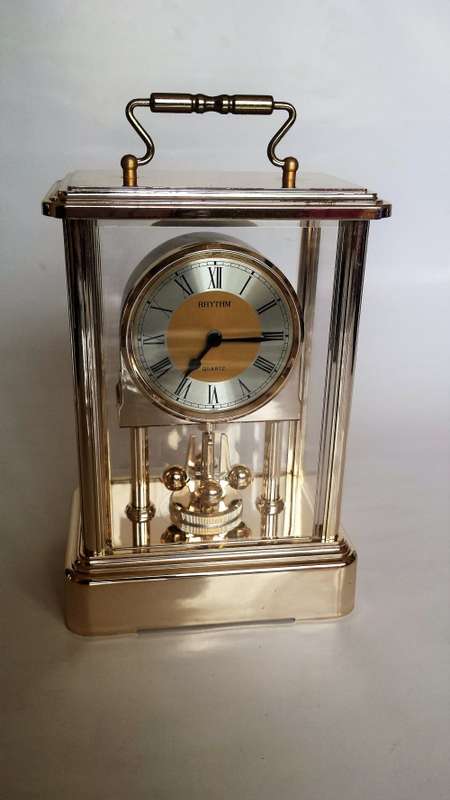 Rhythm Quartz Mantel Clock with rotating pendulam