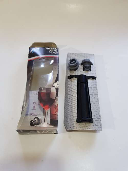 Vacuum Wine Saver, Pump and 2 Rubber Stoppers