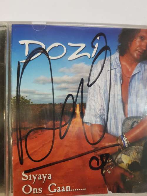 Dozi, Siyaya Ons Gaan CD, Signed