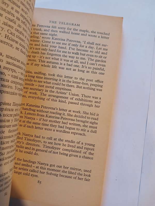 Soviet Short Stories, Parallel Text Russian/English edited by Richard Newnham