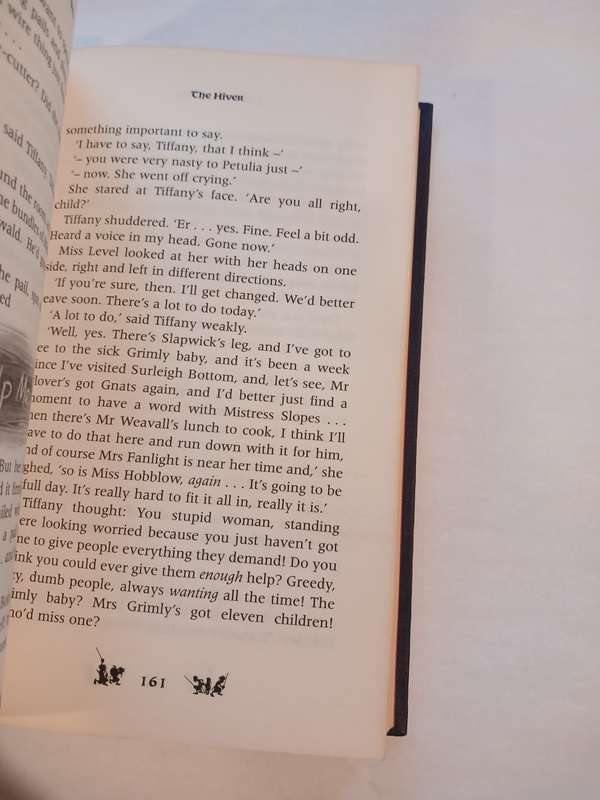 A Hat Full of Sky by Terry Pratchett