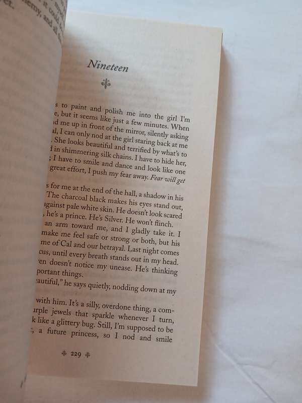 Red Queen by Victoria Aveyard