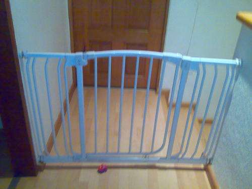 Automatic closing baby gates