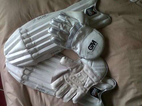 GM Wicket keeper gloves & pads
