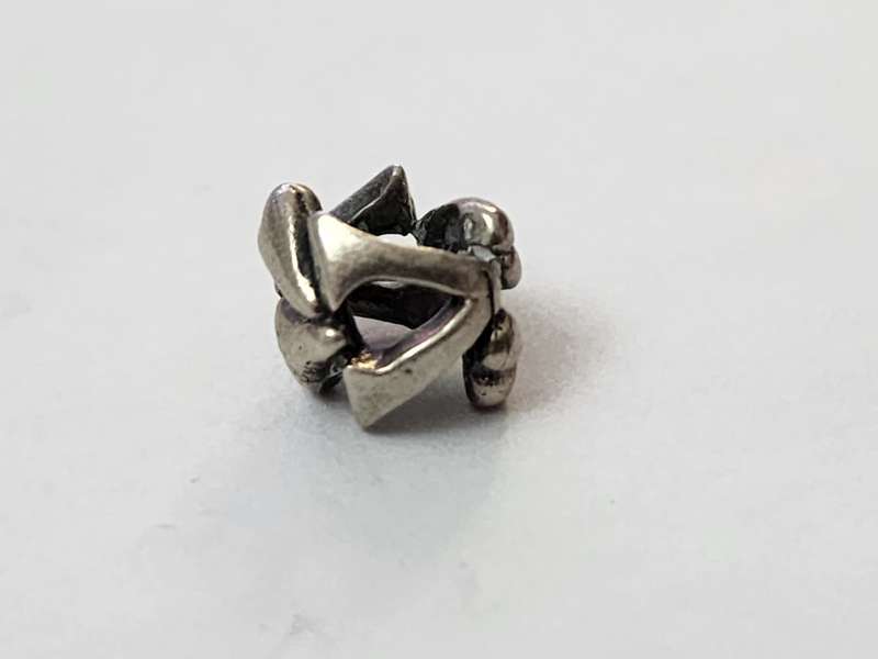 LETTER BEAD V - RETIRED BEAD