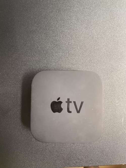 Apple TV 32gb HD with remote included - almost NEW!