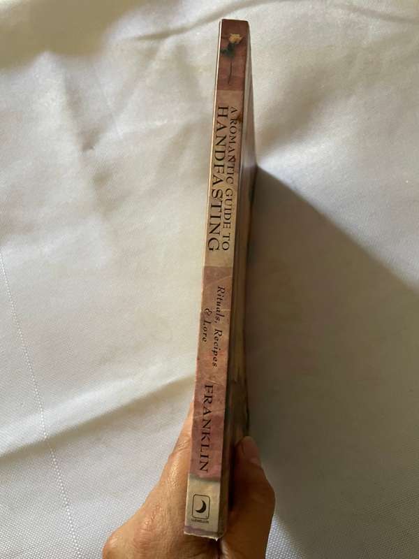 Romantic Guide to Handfasting - Anna Franklin