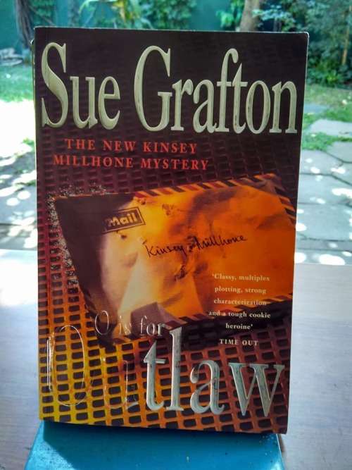 GRAFTON, Sue - O is for Outlaw - [Book 15 in the Kinsey Millhone series] - (Larger Paperback)