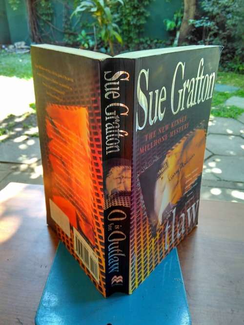 GRAFTON, Sue - O is for Outlaw - [Book 15 in the Kinsey Millhone series] - (Larger Paperback)