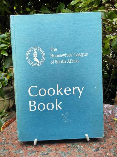 THE HOUSEWIFE'S LEAGUE OF SOUTH AFRICA - Cookery Book - (Hardcover)