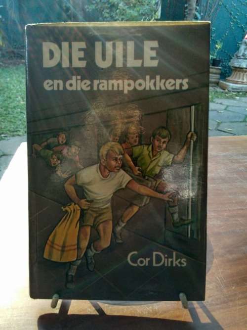 DIRKS, Cor - Die Uile en die Rampokkers - 4de uitgawe,2de druk 1981 - (Hardeband in Stofomslag)