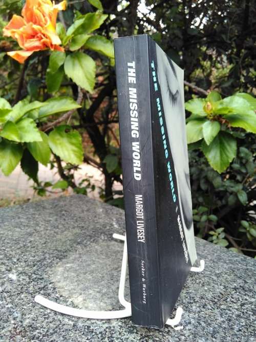 LIVESEY, Margot - The Missing World - (Excellent Paperback)