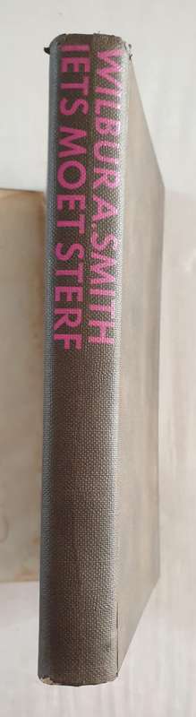 SMITH, Wilbur - Iets Moet Sterf - [Courtney reeks # 1] - (Mooi Hardeband)
