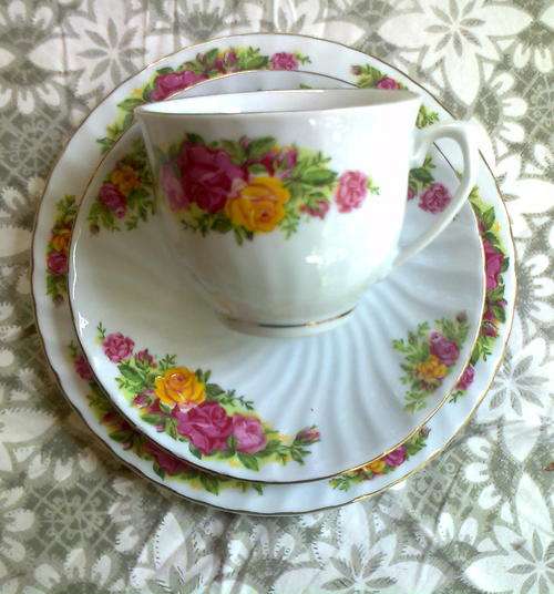 PRETTY TRIO - Cup, Saucer and Cake Plate