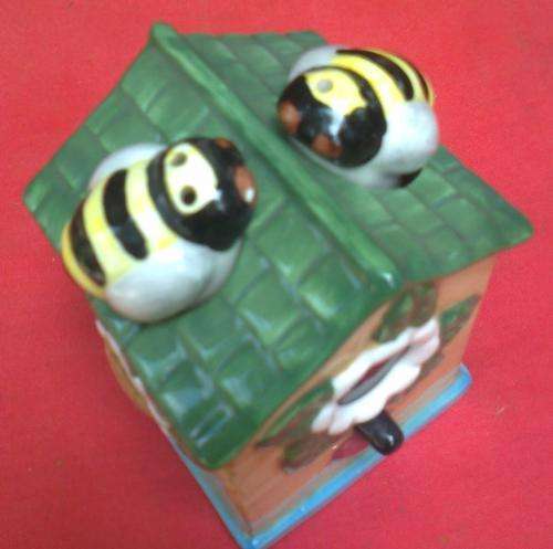 UNUSUAL SALT AND PEPPER SET - Bees on bird house