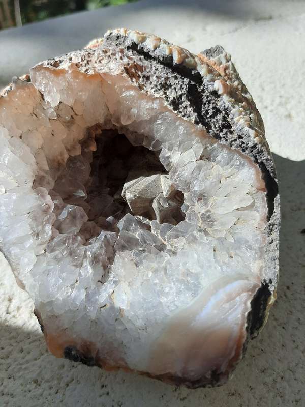 UNUSUAL QUARTZ GEODE WITH DOGTOOTH CRYSTALS