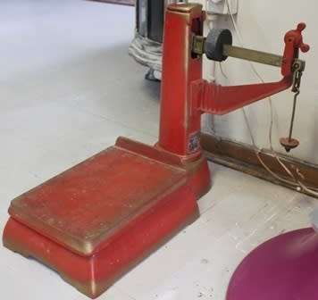 Beautiful Little Red Scale. Working. Very Heavy! COURIER GUY R200