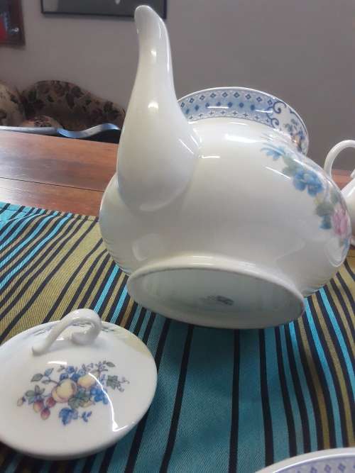 Very rare 20 piece Royal Albert B-China SONGBIRD NEW ROMANCE tea set in mint condition. COURIER R200