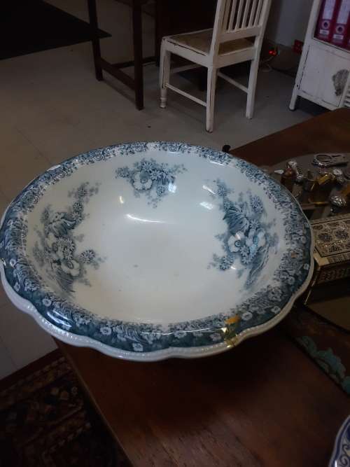 Very old light blue and white wash basin with crack. Made in England. 42 cm. COURIER GUY R150