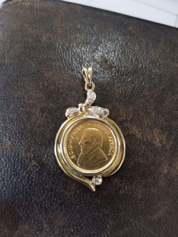 Beautiful 9ct Gold with 22ct Yellow Gold Kruger Coin Pendant with Diamonds. See fotos & description