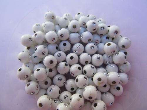 ROUND WHITE BEADS WITH SILVER ACRYLIC - 50PC