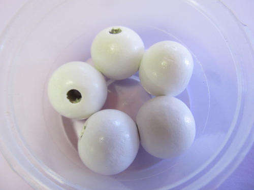 WHITE ROUND WOODEN BEADS - 4PC - 20MM