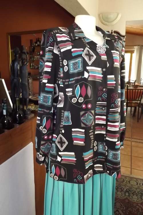Good quality Karisma geomatric printed black blouse size 40/16.Long cuffed sleeves