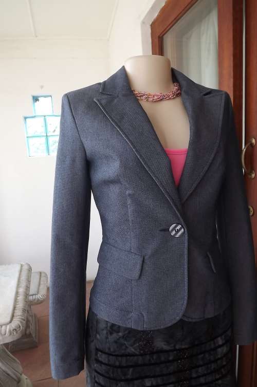 Chic denim look fitted jacket by ID size 32/8 in poly cotton stretch.Two front dummy pockets