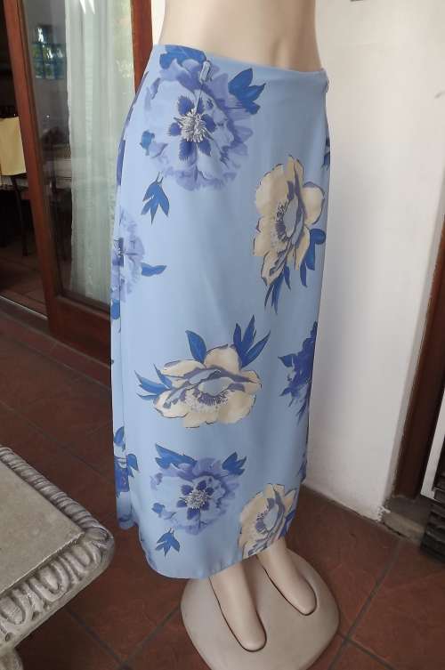 Sky blue lined skirt with bold blue/beige flowers.No waistband.size 36/12  by Massumi