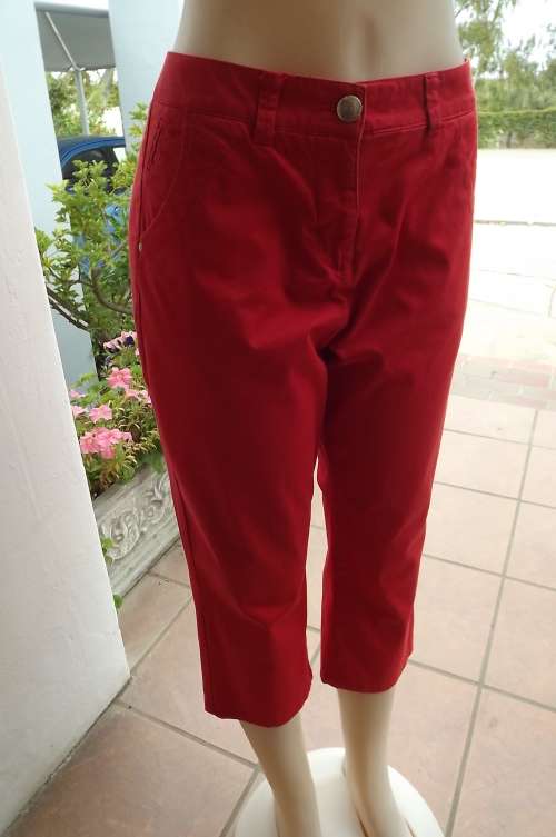 Cherry red cropped pants by Woolworths size 36/12.Stretch cotton.Dummy pockets at back.As new.