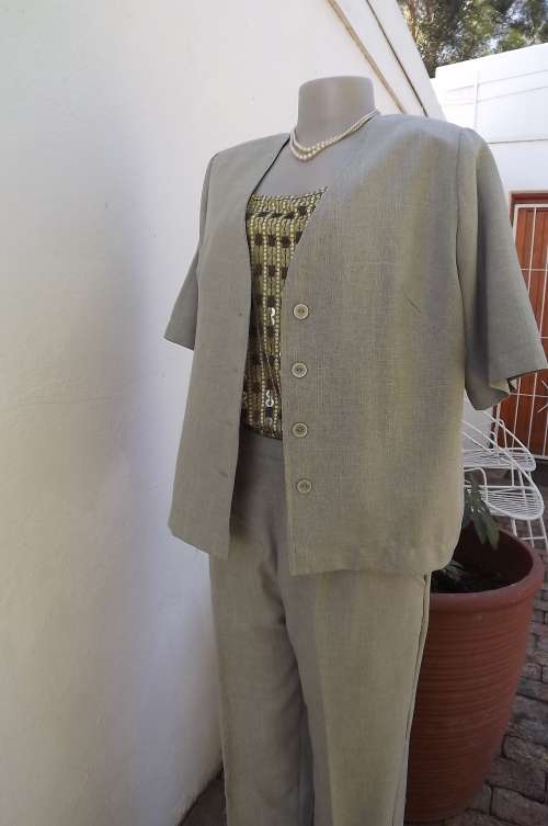 Pale green two piece outfit with pants and short sleeve jacket.Size 40/16. Must for summer! As new
