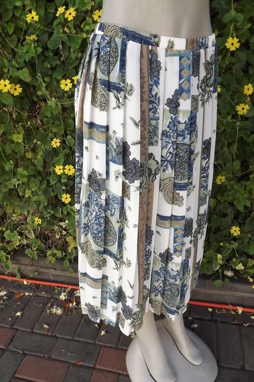 Smart Woolworths permanent pleated skirt in size 42/18 in as new condition.Taste fully print