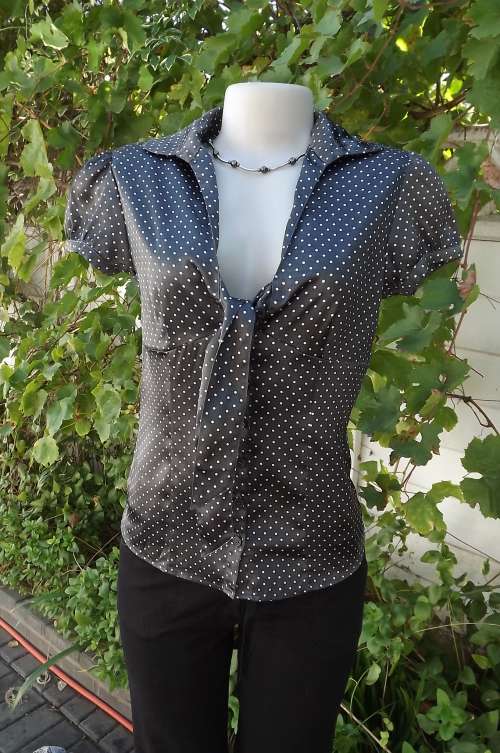 Pretty satin like charcoal grey and white polka dot fitted top size 32/8 by RT.Capped sleeves.