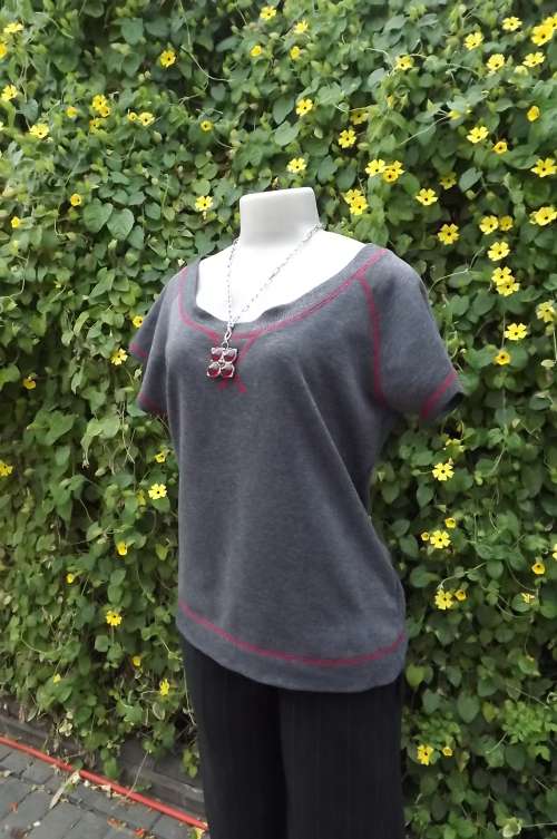 Grey casual top with short raglan sleeves.Size 36/12.Wide scooped neckline. As new