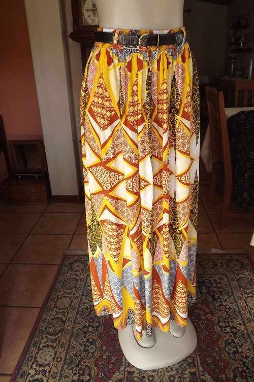 Fabulous grapic print maxi skirt in Autumn colours. Size 32/8 Elasticated middle by OR.Oakridge