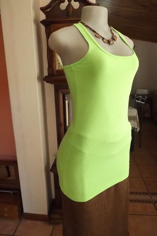 Extra long neon green CheroKee Yogo top in size 32/8.As new.Stretch cotton