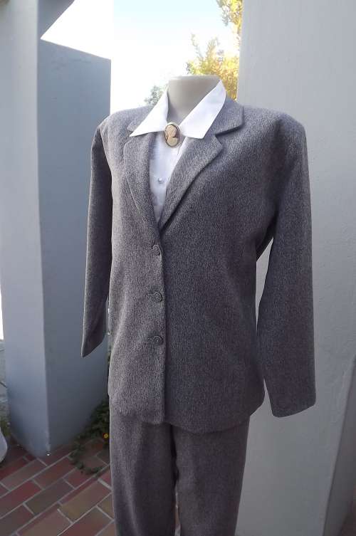 Fabulous salt and pepper colour 2 piece pant suite by Park avenue size 38/14.heavy 100% polyester