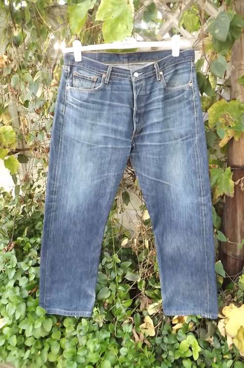 Levi strauss men's Jeans  in 100% cotton.size 38.front ( fly) open with buttons.