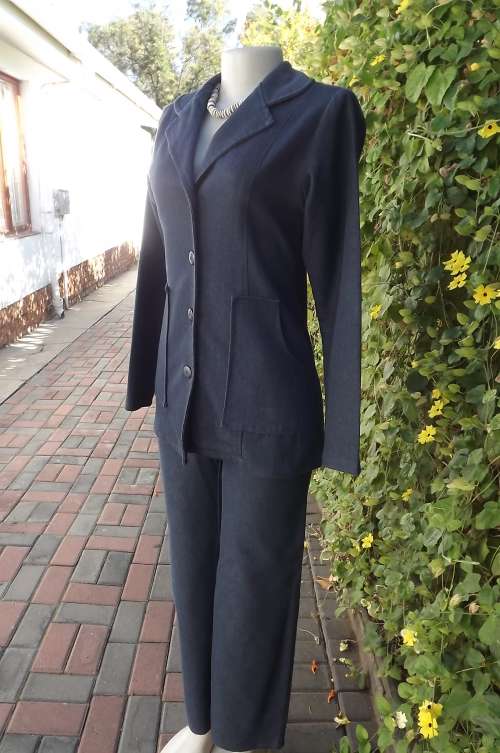 Boutique made denim 2 piece pant suit in size 32/8. Low rise pants with side pockets. As new.