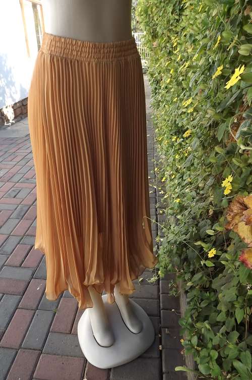 Amazing gold colour permanent pleated flare skirt in sheer polyester.Best fit size 34/10.As new