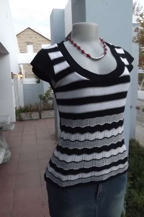 Black and white horizontally striped knitted top in acrylic yarn.Size 32/8.Bottom front lace stitch