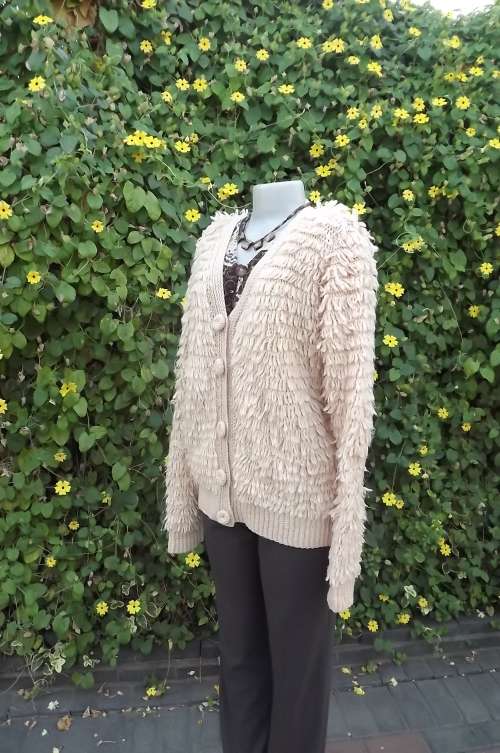 Rich cream colour knitted cardigan with V neck.Size 40/16.Crocheted buttons on front.