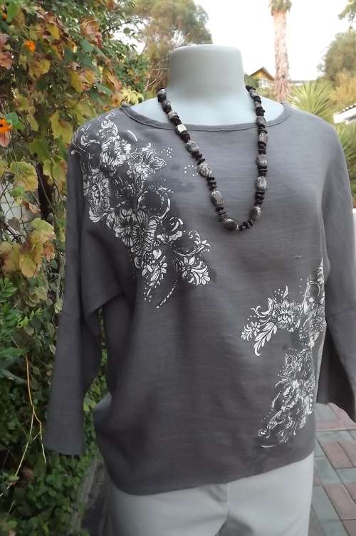 Chic viscose/polyester blend ecru colour top in size 34/10 cream rubberized flowers..Good condition