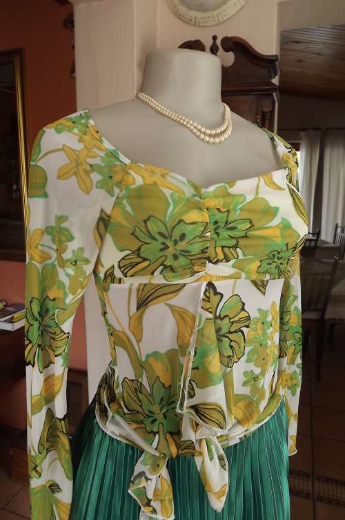Pretty Sheer White with Green Floral Silky Feel Polyester Top in size 32/8 by Mandy - good condition